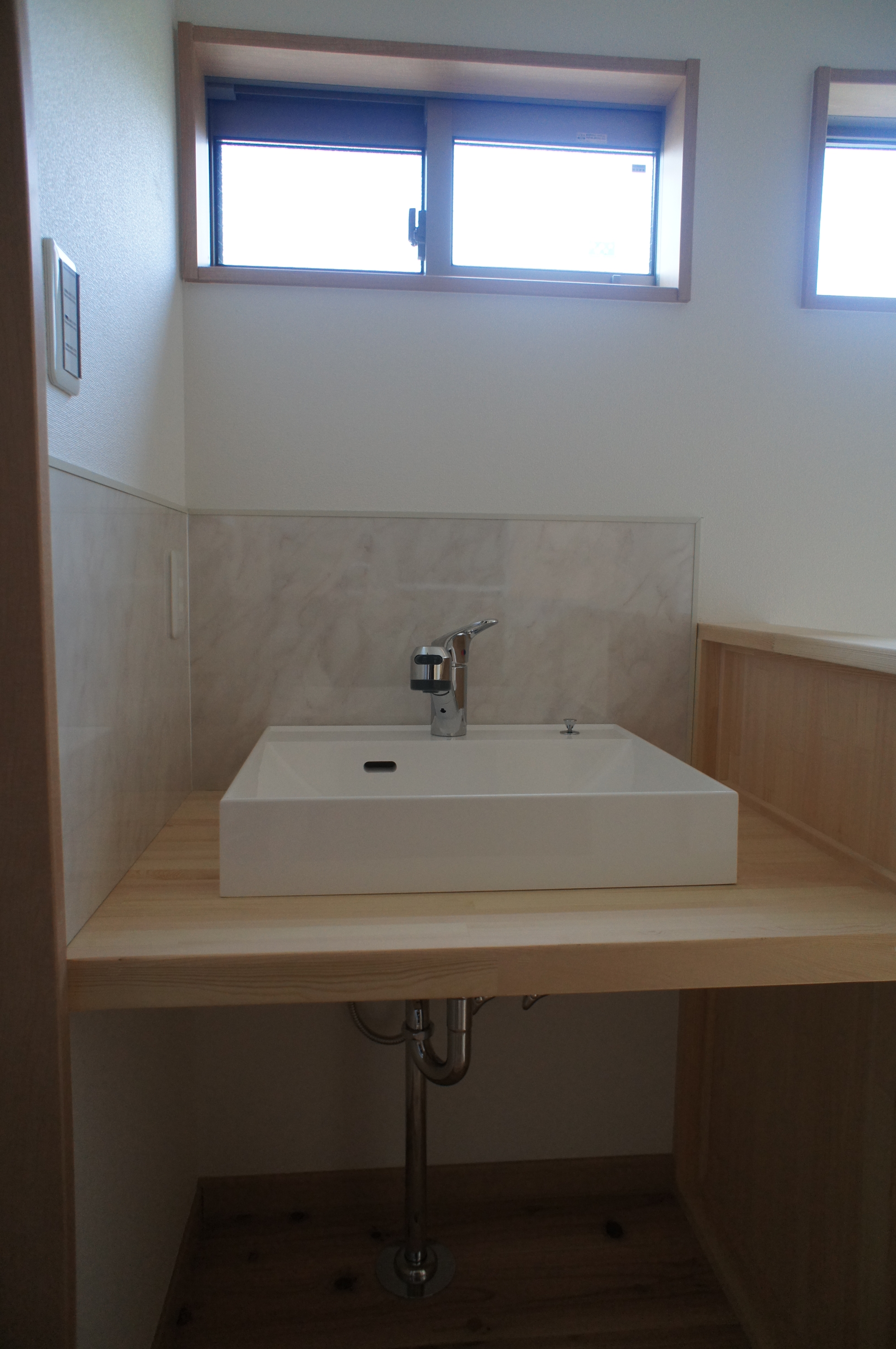 廊下に設置の造作洗面台 枚方で注文住宅 オーダーメイドの家を建てる工務店の森田建設