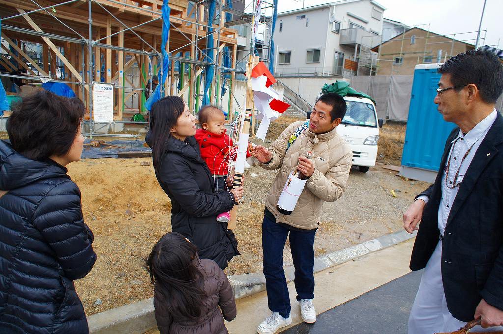 西宮市の上棟当日の建築現場での施主様家族