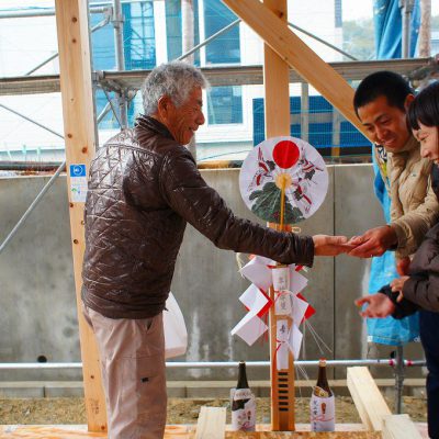 大工と握手をする建て主