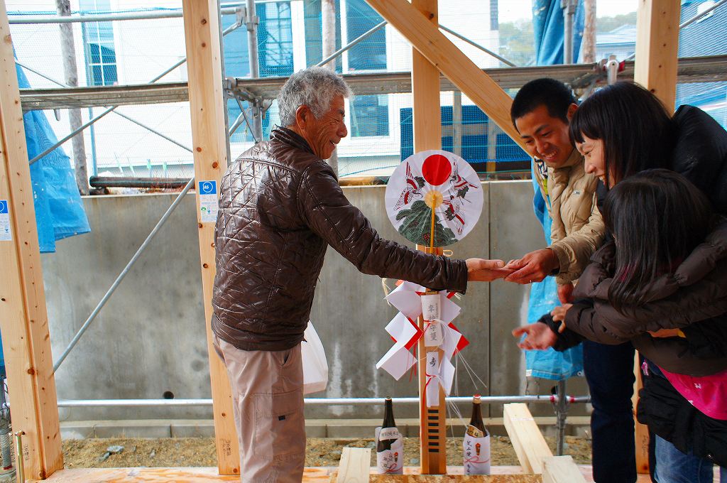 大工と握手をする建て主