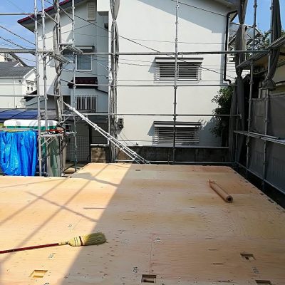 枚方市藤阪東町二丁目の家の土台敷き