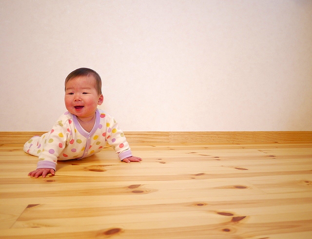 無垢フローリングとあかちゃん