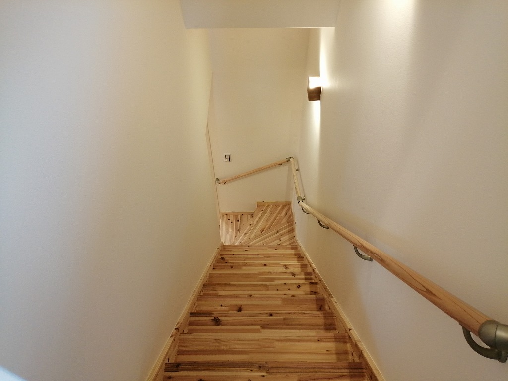 漆喰、スギ、パインの自然素材いっぱいの家 施工事例 枚方で注文