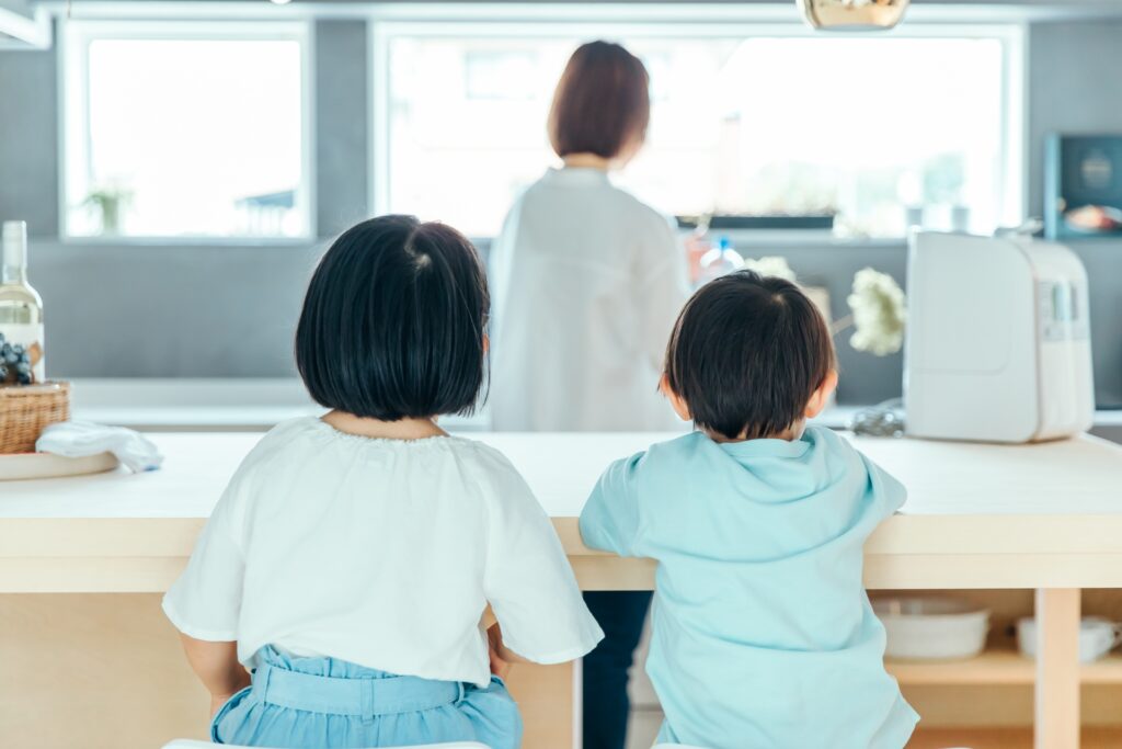 キッチンにいる母と子供