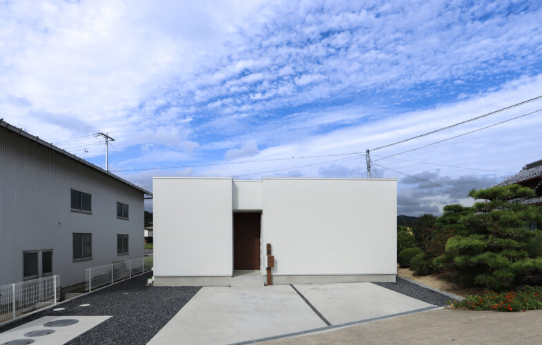 白と自然がつながる、平屋のシンプルな家