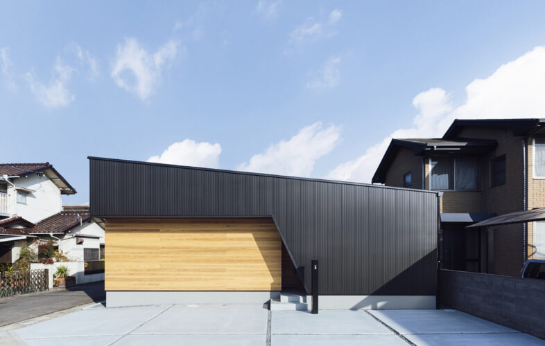 ガルバと木目が美しい、シンプルモダンの平屋
