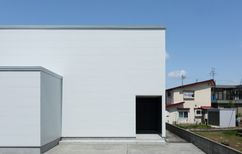 「閉じた外観の内側に、光と心地よさが満ちる。家族の時間がゆっくりほどける、静かで開放的な住まい。」