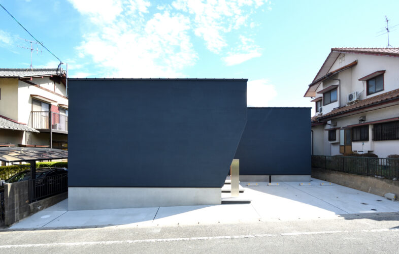 閉じた外観の奥に、光と素材が躍る中庭のある家。静けさと開放感が共存する隠れ家のような住まい。