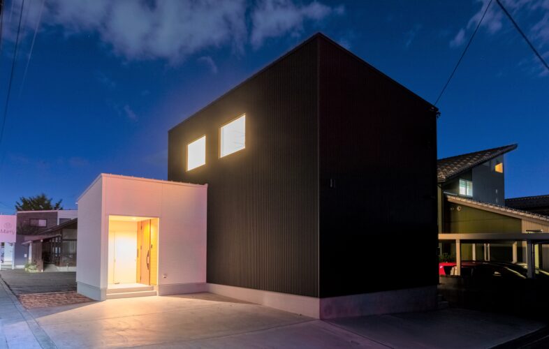 「夜も昼も美しく、家族の時間がほどけていく。光と余白が心を満たすシンプルな暮らしの器。」