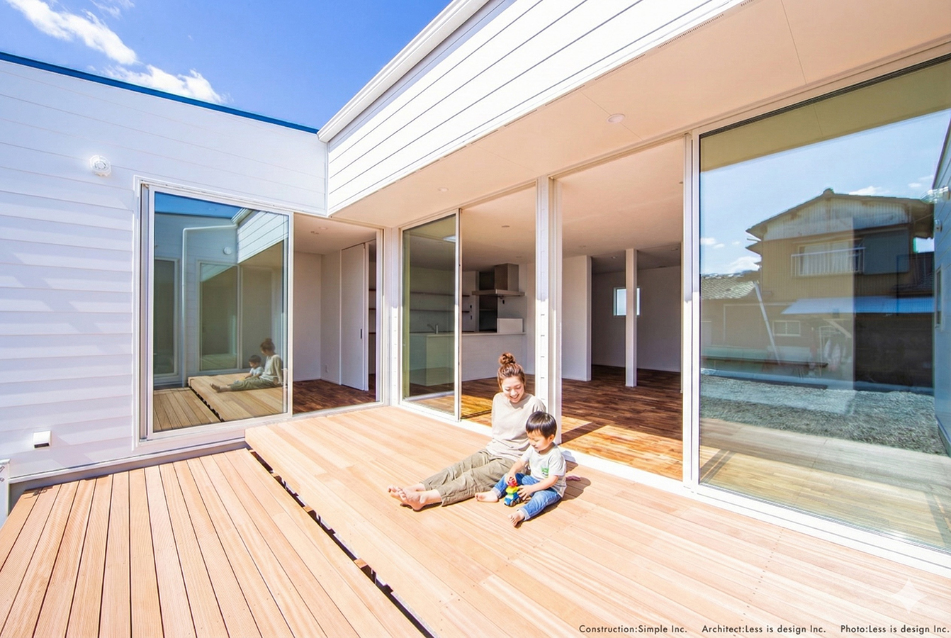 ウッドデッキでくつろぐ家族