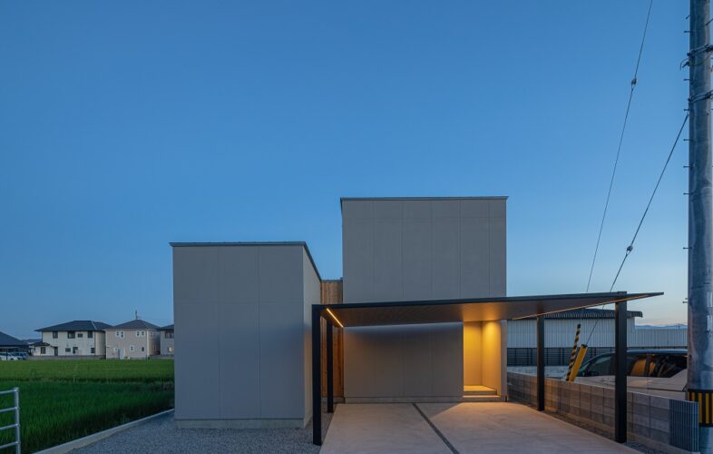 街には無口。景色には大胆な家。